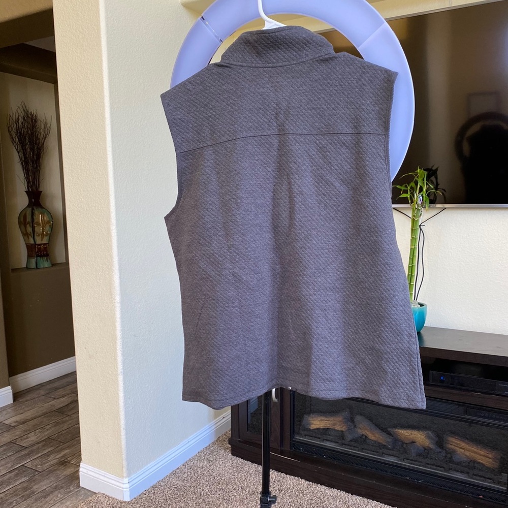 Karen Scott sport vest. Gray size L